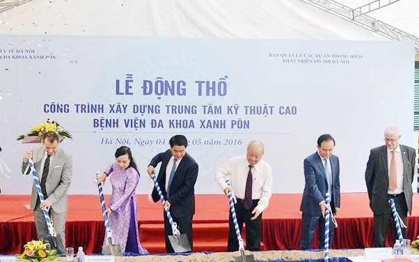 Officials and the SAint Paul Hospital manager broke the ground for the medical high-tech center (Photo: SGGP) Officials and the SAint Paul Hospital manager broke the ground for the medical high-tech center (Photo: SGGP)